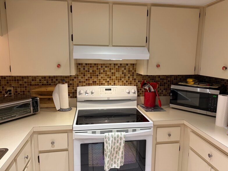 Kitchen - 2729 Countryside Blvd