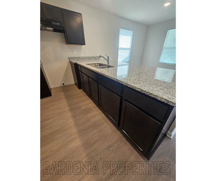 Building Photo - 1115 E 5th St