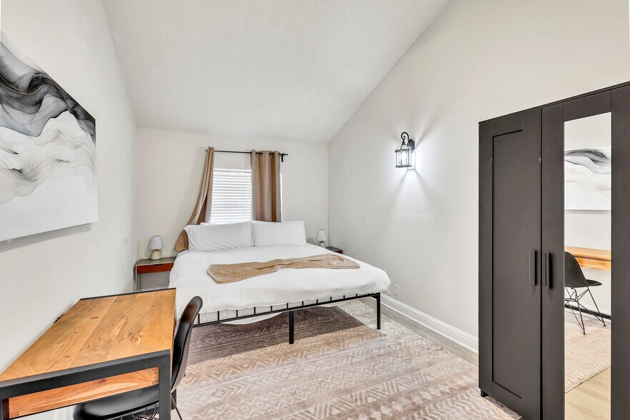 Building Photo - 4603 Lennox Dr