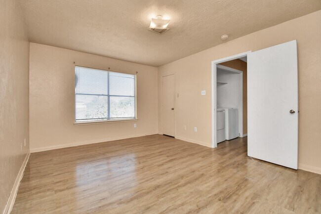 Building Photo - 8914 Pecan Pl Dr