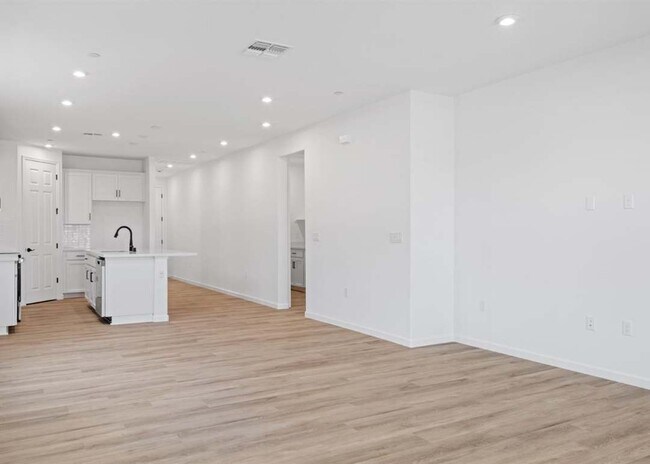 Building Photo - 1083 Camomile Dr
