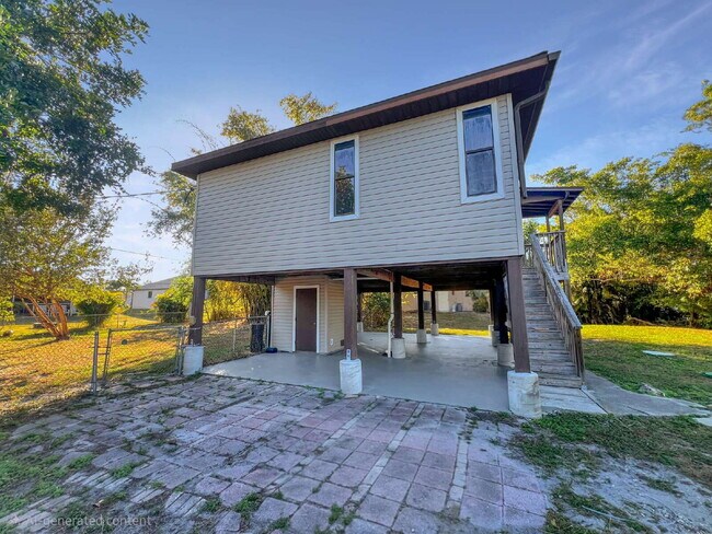 Building Photo - Cozy Inside, Spacious Outside: Fort Myers 2 Bed / 1 Bath + Giant Lawn + W/D Hookups — Pets Accepted