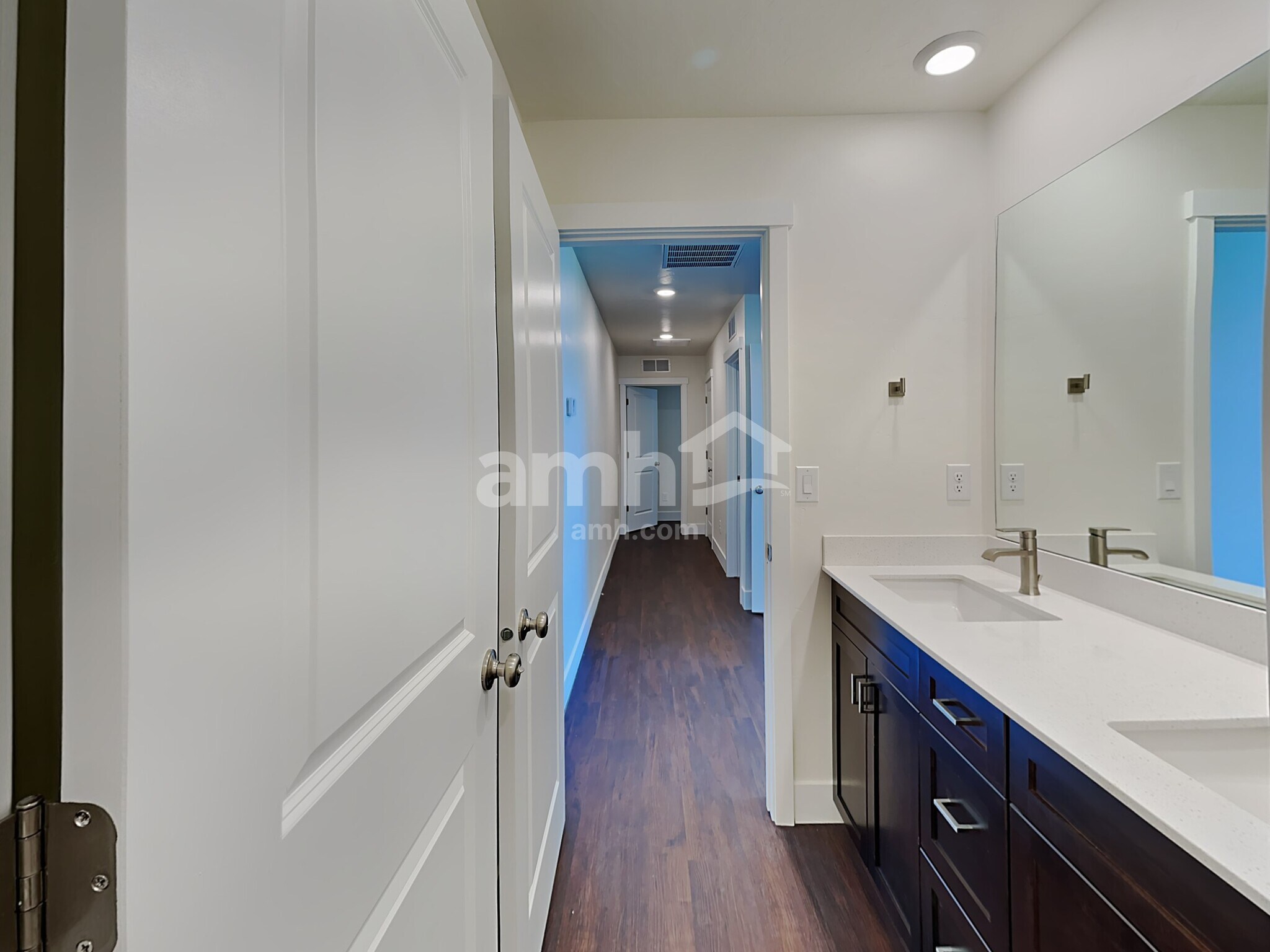 Building Photo - 1334 N Barkvine Ave