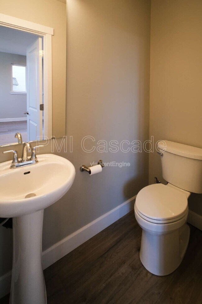 Building Photo - 933 S Sprague Ave