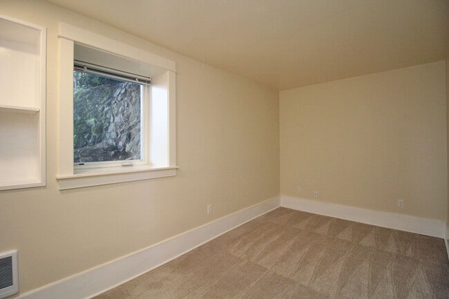 Building Photo - 2400 SW Hoffman Ave