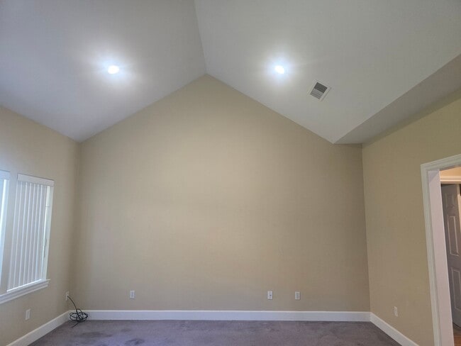 Building Photo - 3 bed 2 bath Home for Rent in Grants Pass
