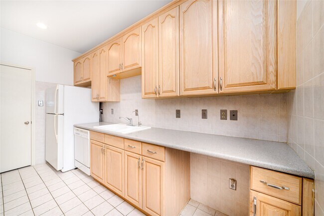 Building Photo - 7505 Memorial Woods Dr