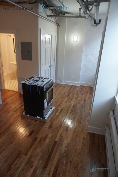 Building Photo - 1712 W Albion Ave