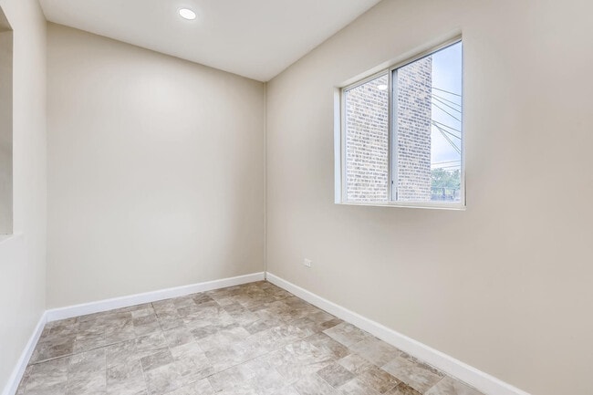 Building Photo - 7046 N Clark St