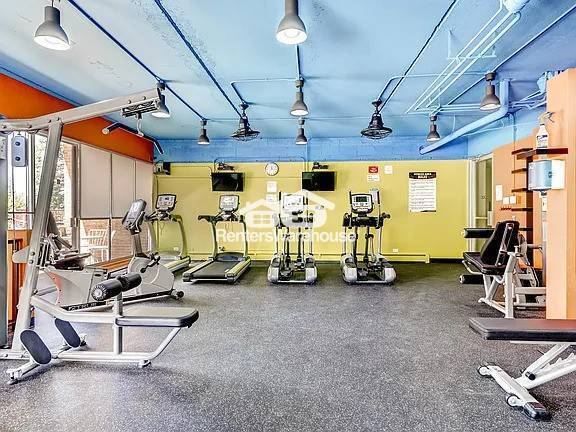 Building Photo - AVAILABLE NOW 1 Bed 1.0 Bath Condo with Sp...