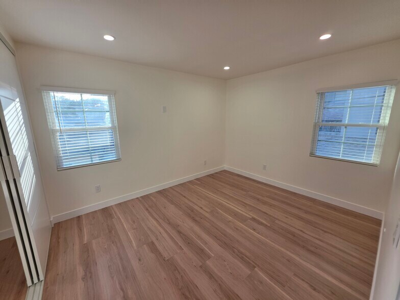 Building Photo - 2913 W Riverside Dr