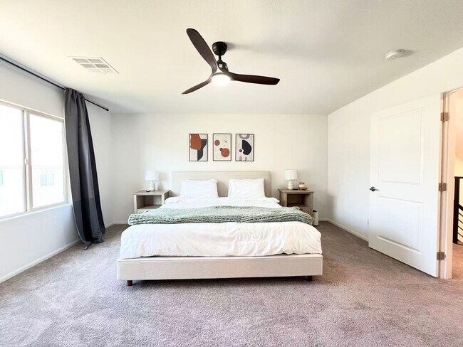 Building Photo - Beautiful 3-story home with 4 bedrooms and 3.5 bathrooms