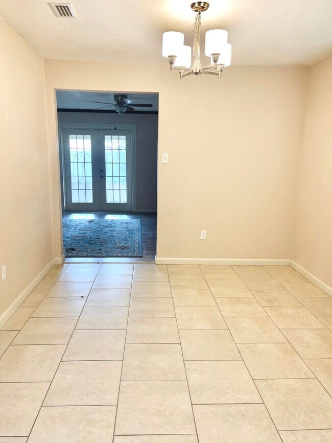 Building Photo - 3025 Briarwood Ln