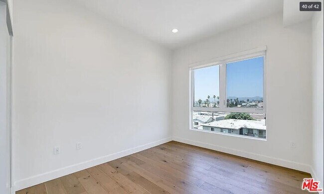 Building Photo - 105 S Mariposa Ave