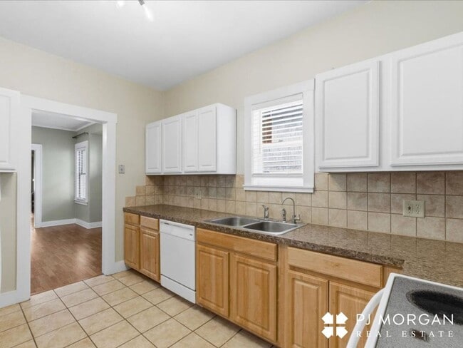 Building Photo - 5022I