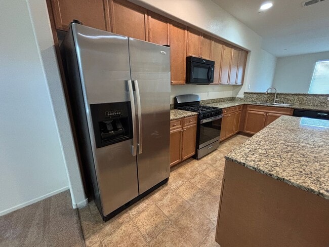 Building Photo - GUARD GATED 3 BED 2.5 BATH 2 CAR GARAGE TOWNHOUSE w/ 3 FLOORS