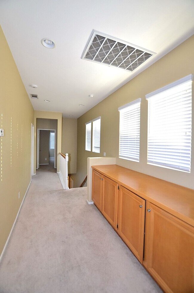 Building Photo - 4Br/3-1/2 bathroom Home