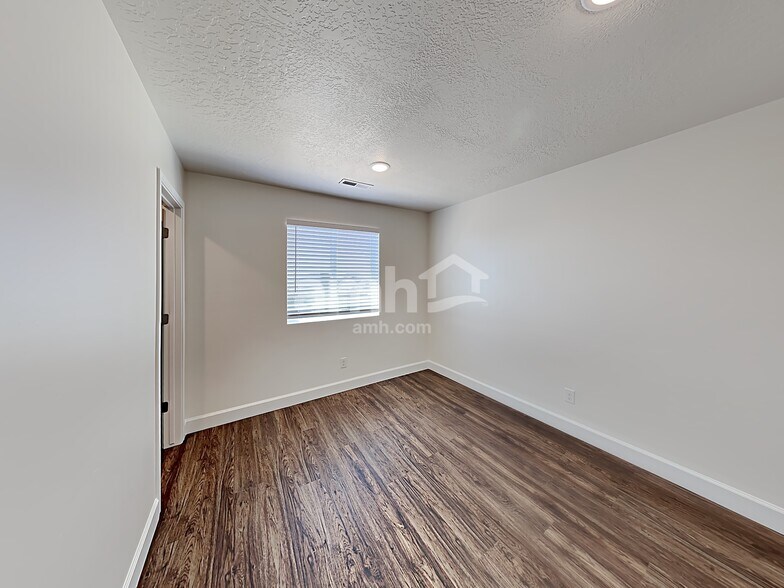 Building Photo - 1231 N Golden Spoke Dr