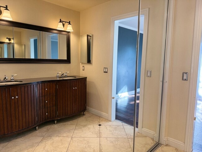 Building Photo - Newport Crest 2 Bedroom Townhouse / Newport Beach