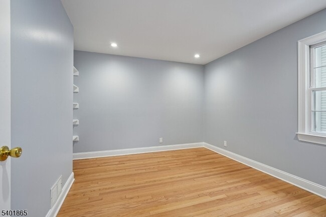 Building Photo - 16-21 Split Rock Rd