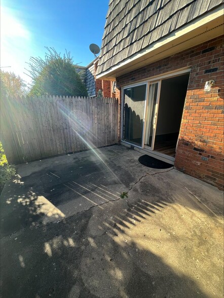 Building Photo - HIGHLAND NORTH TOWNHOUSES