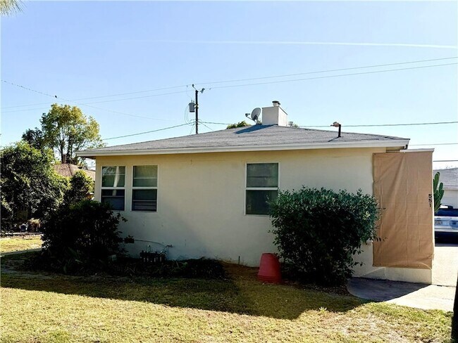 Building Photo - 549 N Niagara St