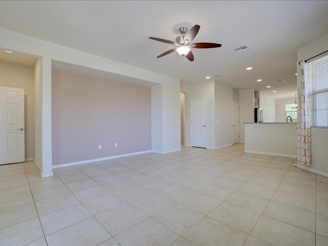 Building Photo - 3 Bedroom 2 Bathroom
