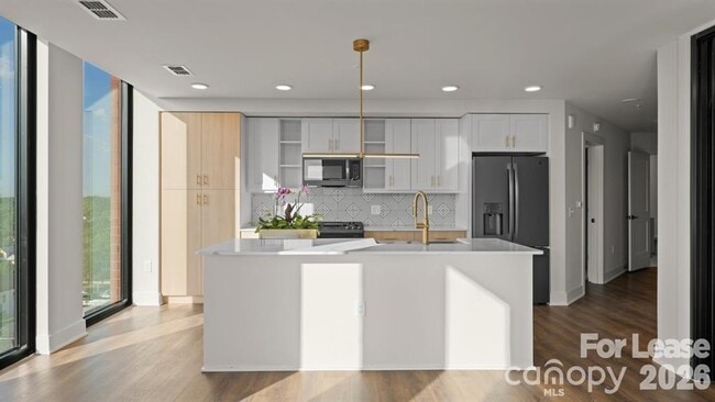 Building Photo - 124 E Kingston Ave