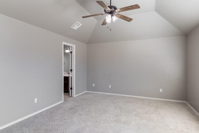 Building Photo - 808 Canyon Dr