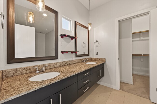 Building Photo - 1112 Columbus St