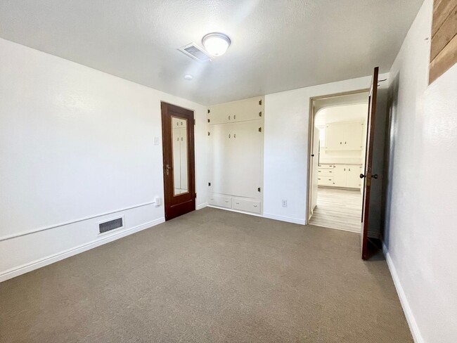 Building Photo - Large 1 bd/1b Basement Apartment in Downtown Caldwell!