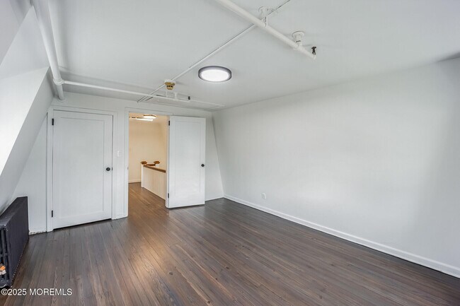 Building Photo - 87 Maple Ave