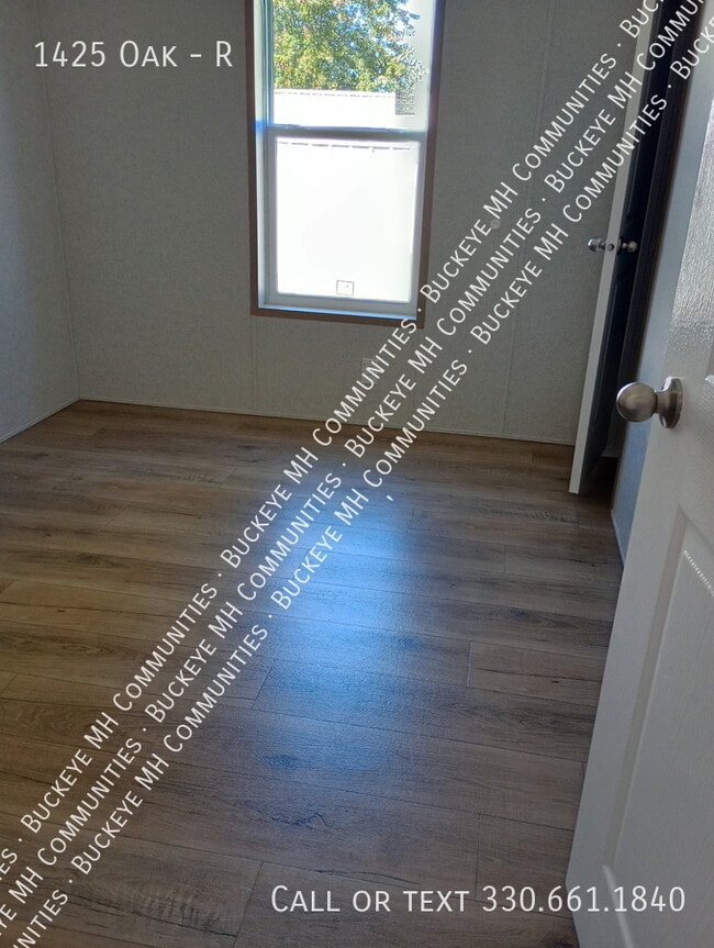 Building Photo - 1425 Oak-R