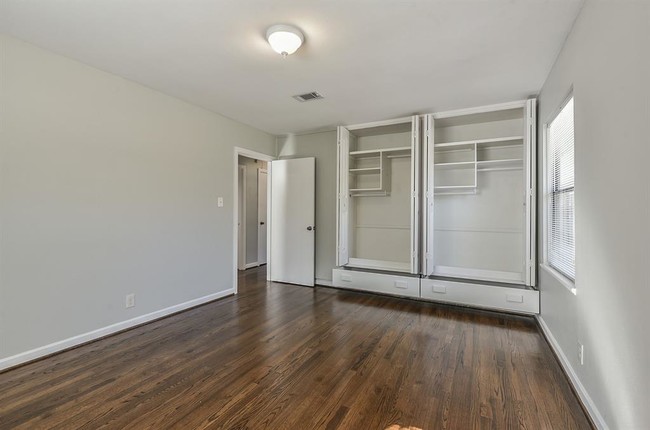 Building Photo - 1349 Martin St