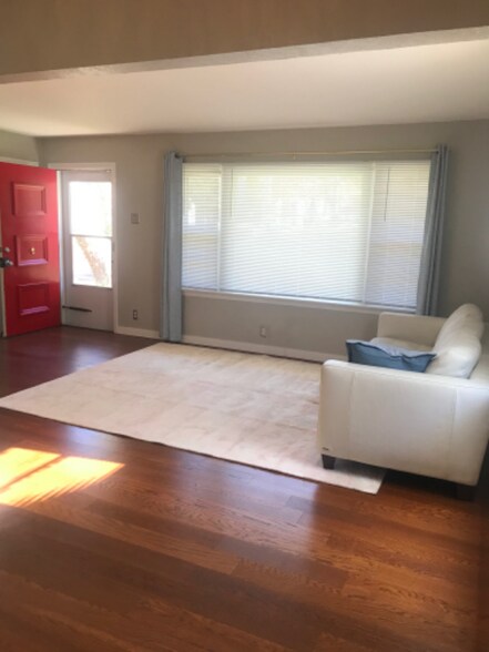 Building Photo - 825 Edgar Rd