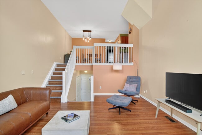 Building Photo - 1930 Lindsay Ln