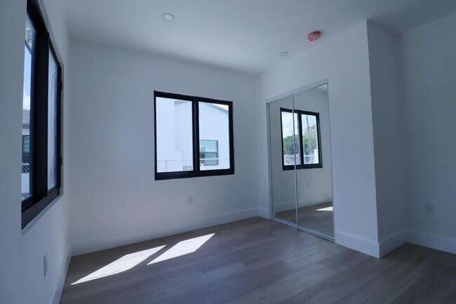 Building Photo - 3040 NW 13th Ave