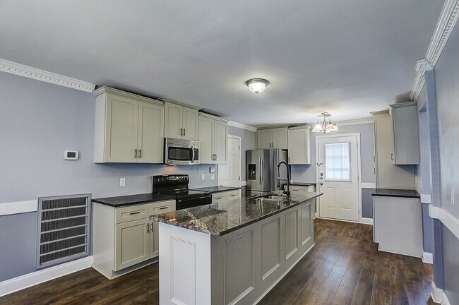 Building Photo - 200 Retreat Ct W