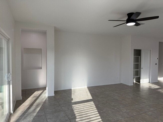 Building Photo - 1086 W Avalon Canyon Dr