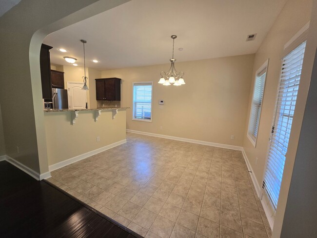 Building Photo - New Listing!!