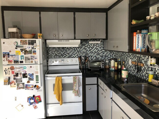 Building Photo - Adorable, Centrally Located 3 Bed/1.5 Bath Home