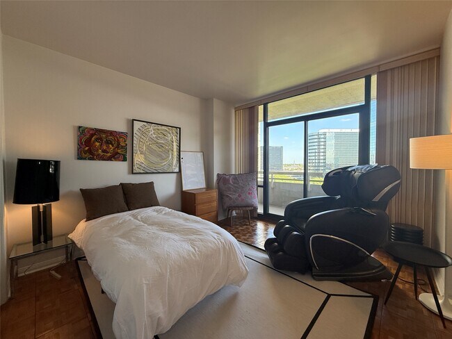 Building Photo - 15 Greenway Plz