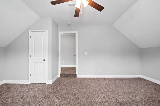 Building Photo - Pet Friendly Three Bedroom with Bonus!