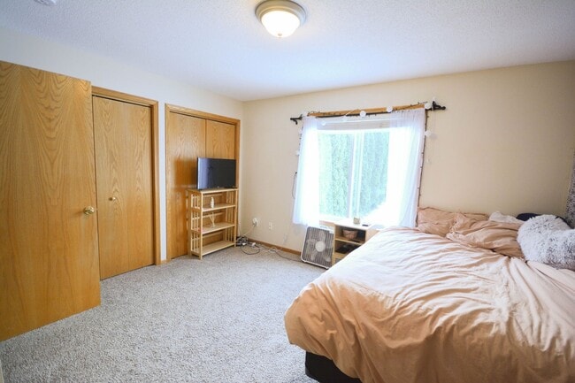 Building Photo - Rare end unit townhome in super convenient...