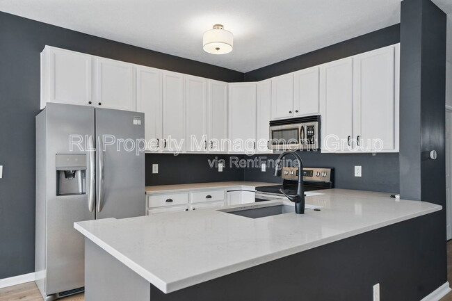 Building Photo - 646 Grove Cir
