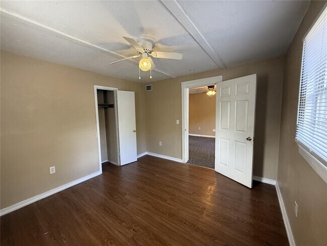 Building Photo - 314 W Crescent Dr