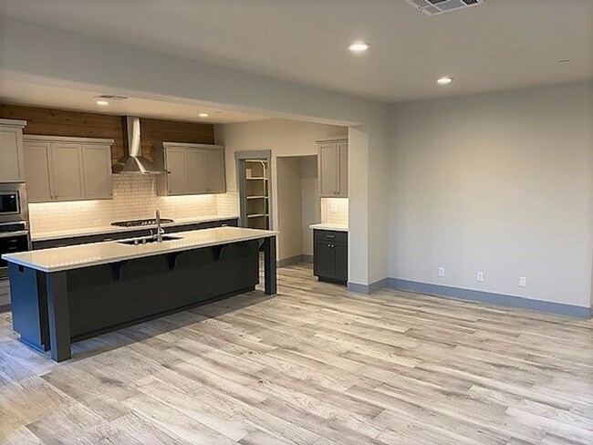 Building Photo - Lovely Home in New Community 10 min North ...