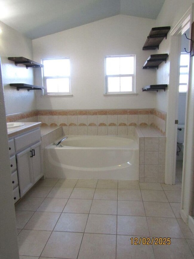 Building Photo - Beautiful 4 Bed 3 Bath Single Family Home in Santa Rosa- $3,250 per month!