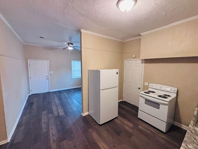 Building Photo - Charming 4-Bedroom Home in a Convenient Lo...