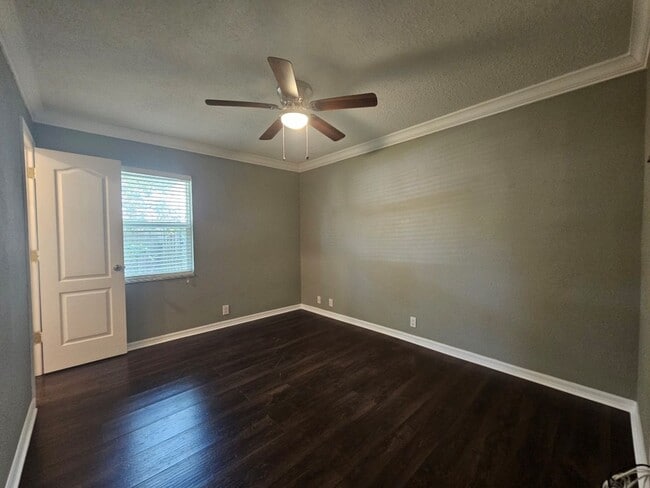 Building Photo - Beautiful 3/2 Pool Home